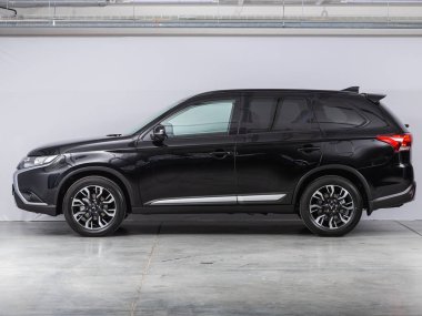 Novosibirsk, Rusya - 31 Ekim 2021: siyah Mitsubishi Outlander, yan görüş. Otoparkta popüler bir SUV.   