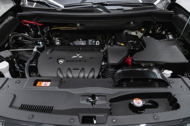 Novosibirsk, Rusya - 31 Ekim 2021: Mitsubishi Outlander, Araç motorunun ayrıntılarını kapat