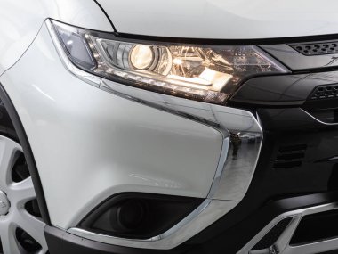 Novosibirsk, Rusya - 31 Ekim 2021: Mitsubishi Outlander, dış müfreze. Modern araba ksenon lambasına yakın dur.