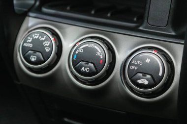 Novosibirsk, Rusya - 09 Kasım 2021: Honda CR-V, klima düğmeleri ile klima kontrol paneli olan Enstrüman Otomobili Kapatın.