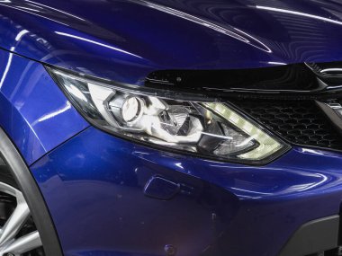 Novosibirsk, Rusya - 09 Kasım 2021: Nissan Qashqai, dış müfreze. Modern araba ksenon lambasına yakın dur.