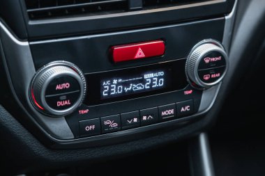 Novosibirsk, Rusya - 24 Eylül 2021: Subaru Forester, klima düğmeli siyah detay, bir arabanın içindeki sıcaklık hakkında bilgi içeren gösterge paneli. 