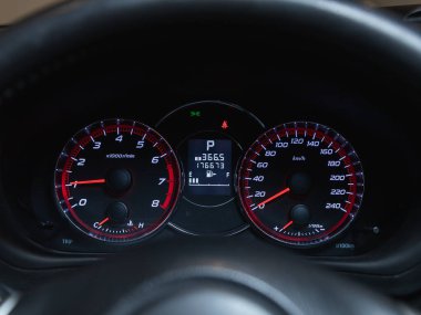 Novosibirsk, Rusya - 24 Eylül 2021: Subaru Forester, siyah araba hız göstergesi. Torpido gözüne yakın çekim yapan bir araba..