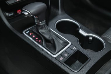 Novosibirsk, Rusya - 4 Kasım 2021: Kia Sportage, otomatik vites kutusunun yakın görüntüsü. İç araba, otomatik vites kolu.