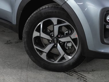 Novosibirsk, Rusya - 4 Kasım 2021: Kia Sportage, tampon, alaşım tekerleği, araba temizleme 