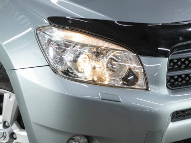 Novosibirsk, Rusya - 4 Kasım 2021: Toyota RAV-4, dış müfreze. Modern araba ksenon lambasına yakın dur.