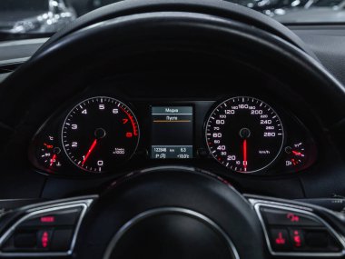 Novosibirsk, Rusya - 18 Kasım 2021: Audi Q5, siyah araba hız göstergesi. Torpido gözüne yakın çekim yapan bir araba..