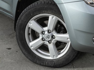 Novosibirsk, Rusya - 4 Kasım 2021: Toyota RAV-4, tampon, alaşım tekerleği, araba temizleme 