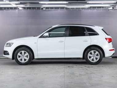 Novosibirsk, Rusya - 18 Kasım 2021: beyaz Audi Q5, yan görüş. Otoparkta popüler bir SUV.   