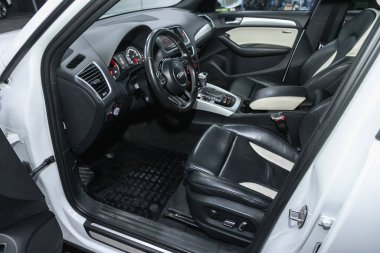 Novosibirsk, Rusya - 18 Kasım 2021: Audi Q5, direksiyon, vites kolu ve gösterge paneli, iklim kontrolü, hız göstergesi,.