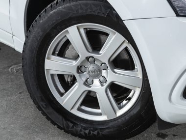 Novosibirsk, Rusya - 18 Kasım 2021: Audi Q5, tampon, alaşım tekerleği, araba temizleme 