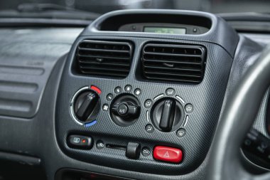 Novosibirsk, Rusya - 18 Kasım 2021: Suzuki Swift, Klima düğmeli siyah detay