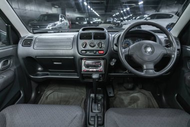 Novosibirsk, Rusya - 18 Kasım 2021: Suzuki Swift, direksiyon, vites kolu ve gösterge paneli, iklim kontrolü, hız göstergesi,.