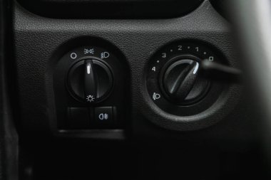 Novosibirsk, Rusya - 07 Kasım 2021: Niva Efsanesi, far düğmelerine yakın plan, otomatik ayarlama düzeyi gösterge paneli. 