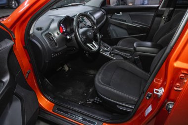 Novosibirsk, Rusya - 09 Kasım 2021: Kia Sportage, direksiyon, vites kolu, multimedya sistemi, sürücü koltukları ve konsolu