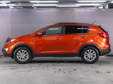 Novosibirsk, Rusya - 09 Kasım 2021: Turuncu Kia Sportage, yan görüş. Otoparkta popüler bir SUV.   