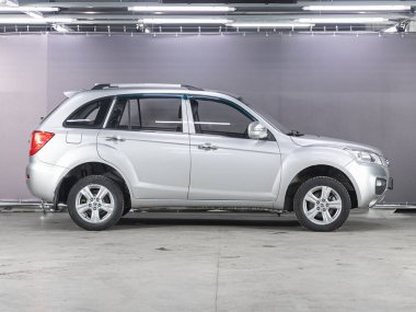 Novosibirsk, Rusya - 09 Kasım 2021: gümüş Lifan X60, yan görüş. Otoparkta popüler bir SUV.   