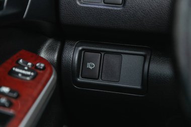 Novosibirsk, Rusya - 01 Aralık 2021: Toyota Camry, far düğmelerine yakın plan