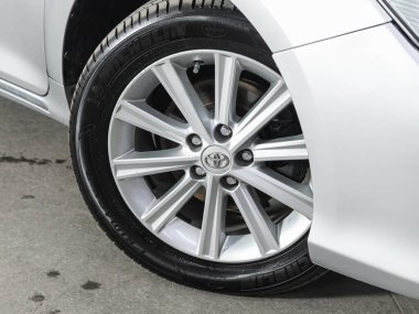 Novosibirsk, Rusya - 01 Aralık 2021: Toyota Camry, tampon, alaşım tekerleği, araba temizleme