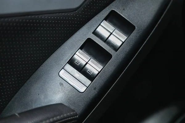 ノヴォシビルスク ロシア 2021年11月9日 新しい車のドアコントロールパネルの閉鎖 Lifan X60 窓コントロールパネル ドアロックボタン ミラーコントロールで腕を休める — ストック写真