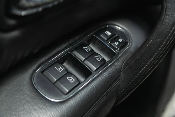 2021年12月1日 尼桑巡逻队 Nissan Patrol 在一辆新车上的门控面板的特写 扶手休息与窗口控制面板 门锁按钮 和镜像控制 — 图库照片