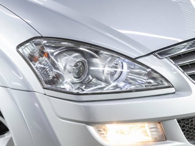 Novosibirsk, Rusya - 01 Aralık 2021: SsangYong Kyron, Güzellik pırıl pırıl far