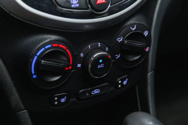 Novosibirsk, Rusya - 04 Kasım 2021: Hyundai Solaris, Klima panelindeki arabanın klimasını açmak için düğmeler.