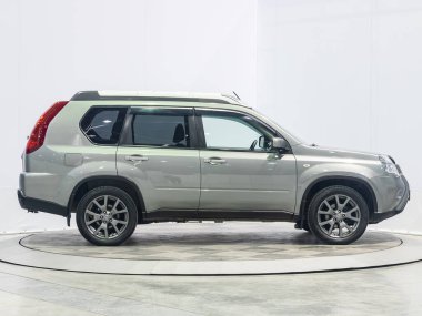 Novosibirsk, Rusya - 03 Ekim 2021: Silver Nissan X-Trail, yan görüş. Otoparkta popüler bir SUV.   