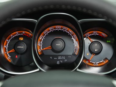 Novosibirsk, Rusya - 07 Ekim 2021: Lada VestaCross, Bir otomobil hız göstergesinin yakın plan resmi