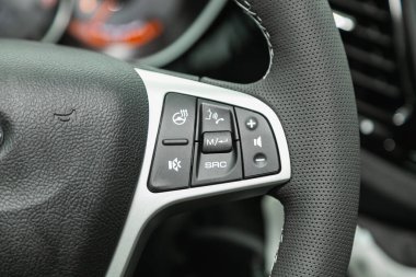 Novosibirsk, Rusya - 07 Ekim 2021: Lada VestaCross, fonksiyon düğmeli araba direksiyonunu kapat