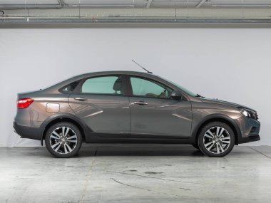 Novosibirsk, Rusya - 07 Ekim 2021: gümüş Lada VestaCross, yan görüş. Otoparkta popüler bir sedan.   