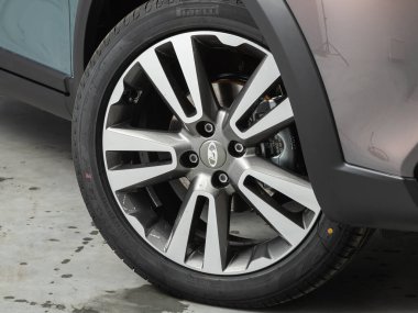 Novosibirsk, Rusya - 07 Ekim 2021: Lada VestaCross, tampon, alaşım tekerleği, araba temizleme