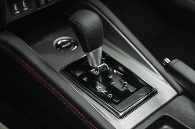 Novosibirsk, Rusya - 25 Ekim 2021: Mitsubishi ASX, Manüel şanzıman kolu