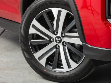 Novosibirsk, Rusya - 25 Ekim 2021: Mitsubishi ASX, tampon, alaşım tekerleği, araba temizleme