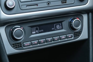 Novosibirsk, Rusya - 24 Eylül 2021: Volkswagen Polo, Buttons iklim kontrol panelindeki arabanın klimasını açmak için.