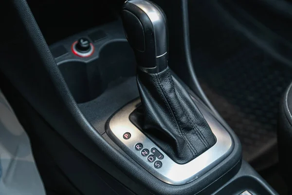 2021年9月24日 Volkswagen Polo 手动变速箱手柄在车上 — 图库照片