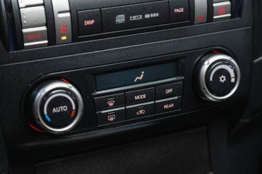Novosibirsk, Rusya - 30 Ekim 2021: Mitsubishi Pajero, Klima düğmeleri ve modern araba kontrolleri ile klima görüşlü Alet Otomobil Panelini kapat