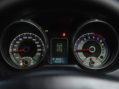 Novosibirsk, Rusya - 30 Ekim 2021: Mitsubishi Pajero, Bir otomobil hız göstergesinin resmini kapat.