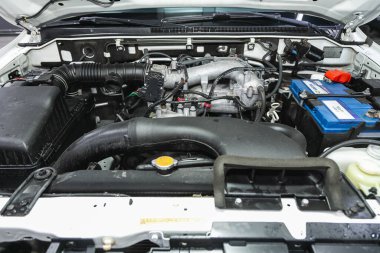 Novosibirsk, Rusya - 30 Ekim 2021: Mitsubishi Pajero, güçlü motor kapanışı. Temiz motor bloğu