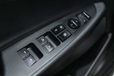 Novosibirsk, Rusya - Kasım 04, 2021: Hyundai Tucson, yan kapı düğmeleri: pencere ayarlama düğmeleri, kapı kilidi