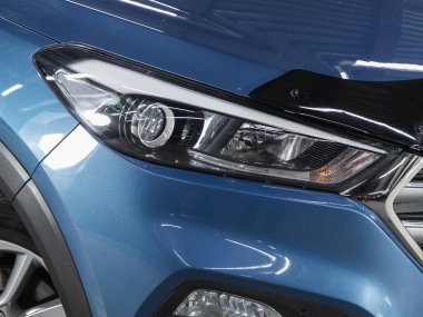 Novosibirsk, Rusya - 4 Kasım 2021: Hyundai Tucson, arabanın farlarını kapat