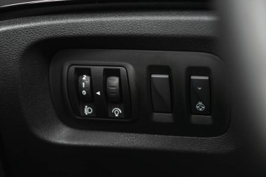 Novosibirsk, Rusya - 07 Ekim 2021: Renault Kapture, far ayarlama düğmelerine yakın çekim