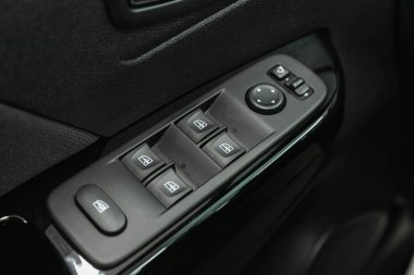 Novosibirsk, Rusya - 07 Ekim 2021: Renault Kapture, yan kapı düğmeleri: pencere ayarlama düğmeleri, kapı kilidi