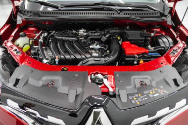 Novosibirsk, Rusya - 07 Ekim 2021: Renault Kapture, güçlü motor kapanışı. Temiz motor bloğu