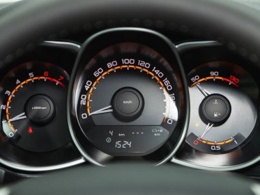 Novosibirsk, Rusya - 07 Ekim 2021: Lada Vesta, Bir otomobil hız göstergesinin resmini kapat.