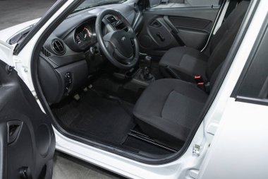 Novosibirsk, Rusya - 30 Ekim 2021: Lada Granta, gösterge paneli, oyuncu, logo ve düğmeli direksiyon, hız göstergesi ve takhomete