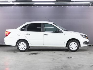 Novosibirsk, Rusya - 30 Ekim 2021: Beyaz Lada Granta, yan görüş. Otoparkta popüler bir sedan.   