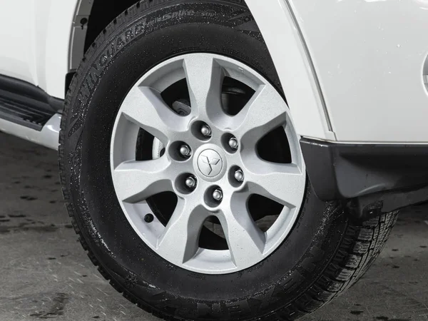 러시아의 노보시비르스크 2021 Mitsubishi Pajero Close Car Wheel — 스톡 사진