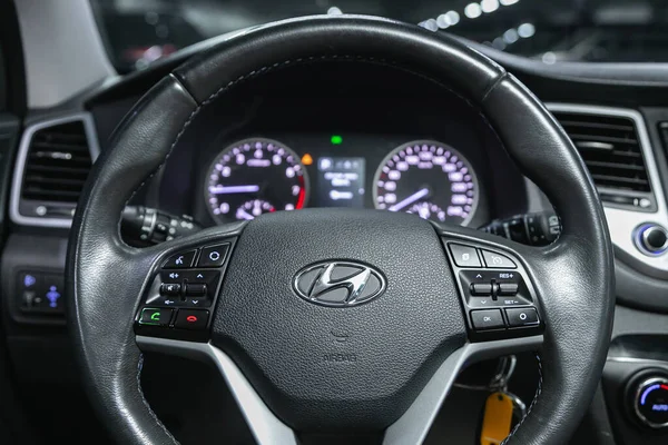 2021年11月4日 俄罗斯Novosibirsk Hyundai Tucson 带有标志 速度计和踏板的方向盘 — 图库照片