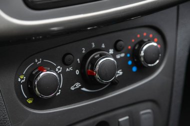 Novosibirsk, Rusya - 31 Ekim 2021: Renault Sandero Stepway, İklim Kontrol Paneli 'ndeki arabanın klimasını açmak için düğmeler